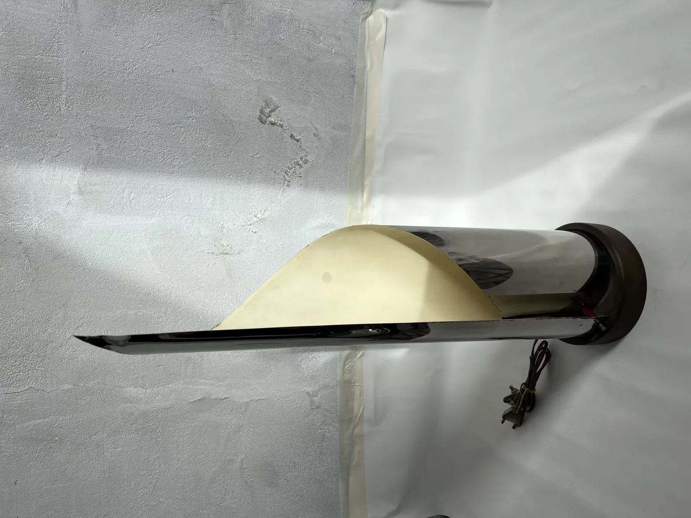 مصباح طاولة قديم بتصميم أنيق، زخرفي، جو مريح