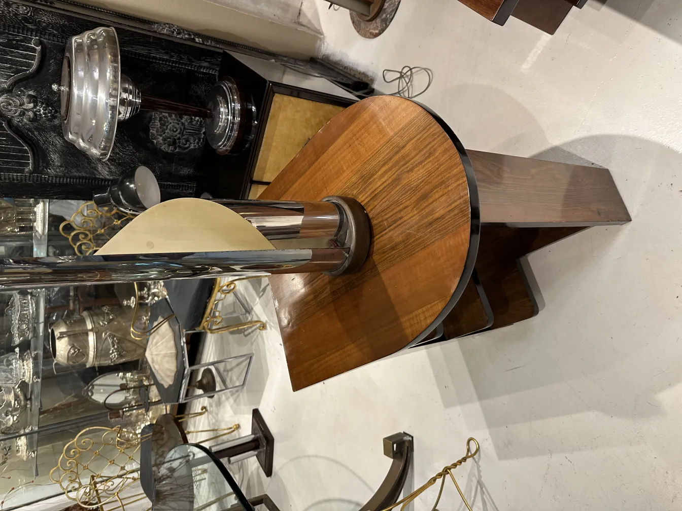 lampara de mesa antigua con diseño en arco y luz cálida, entorno elegante