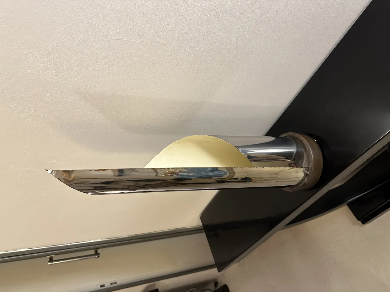 Lámpara de mesa antigua con un diseño elegante y sencillo, iluminando la habitación con un estilo acogedor.