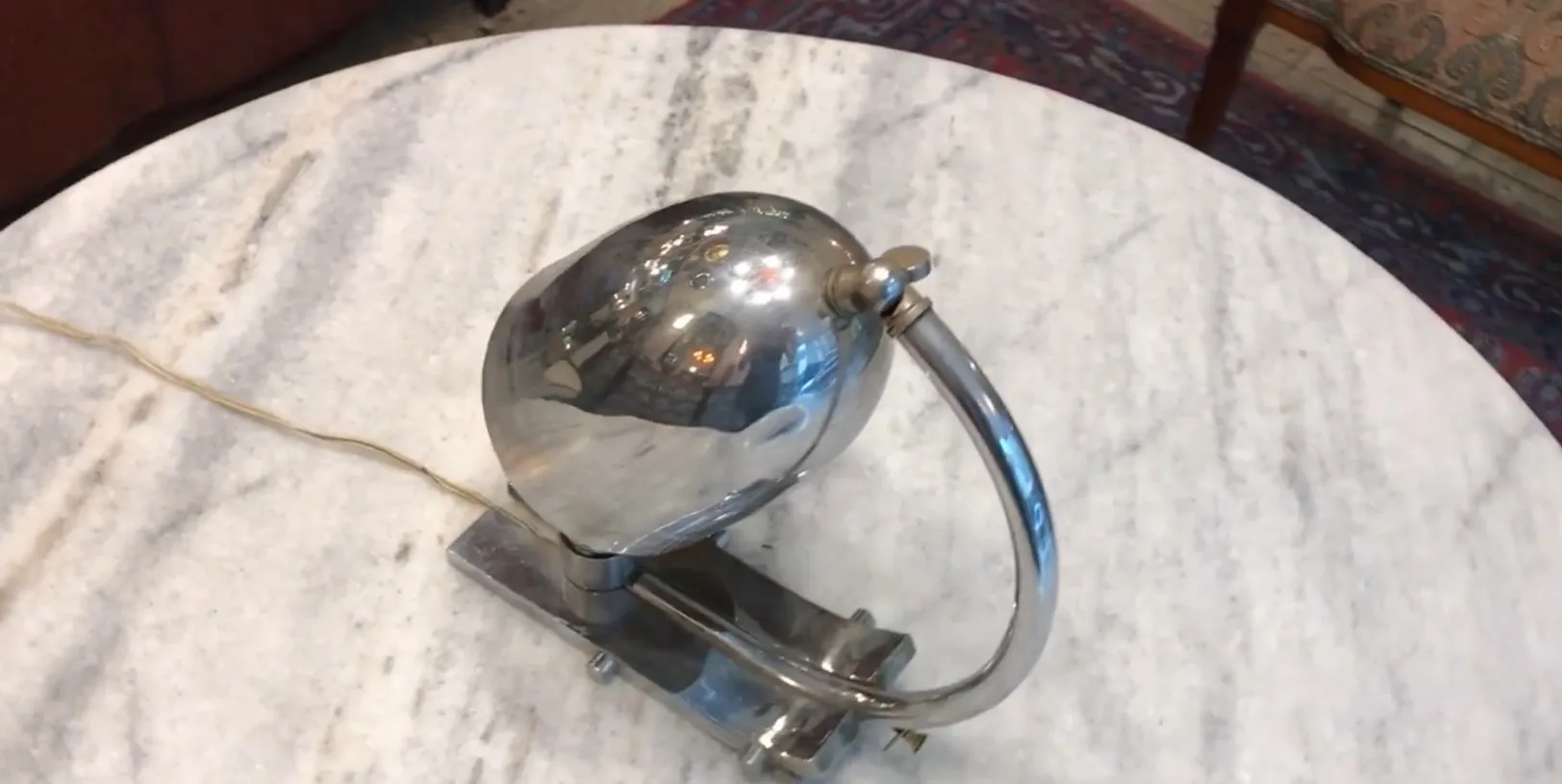 antike tischlampe mit ovaler form und elegantem design auf einem marmortisch
