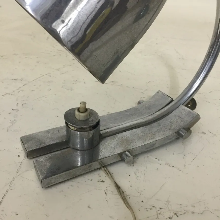 lampe de bureau antique avec finitions polies et base élégante