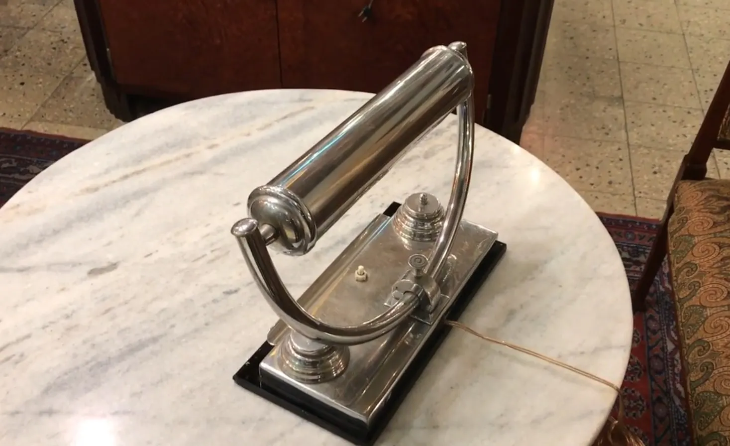 Antike Tischlampe hell auf einem klaren Tisch, eleganter Raum