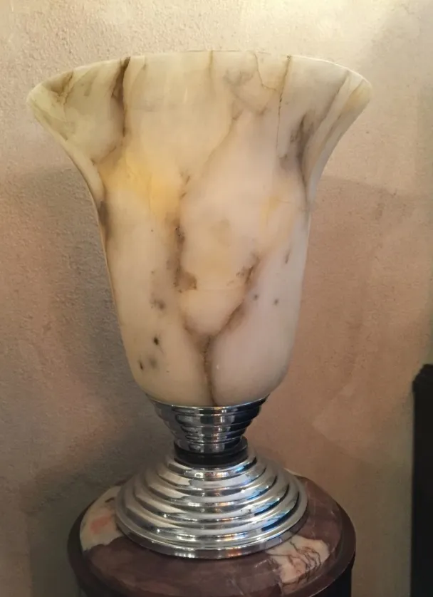 luminária de mesa antiga com curvas suaves e base brilhante