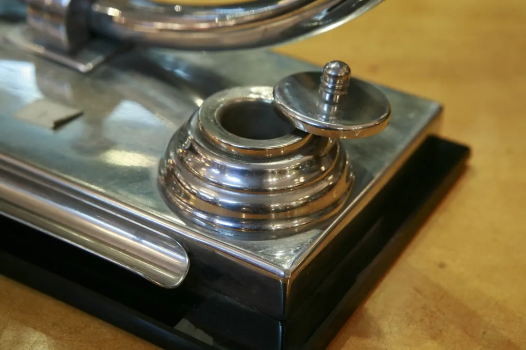 Luminária de mesa antiga com base brilhante em um ambiente acolhedor