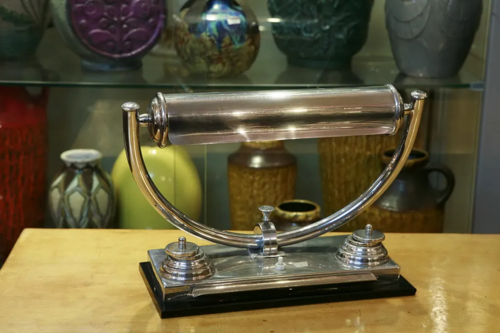 lampada da tavolo antica con forma cilindrica e base ovale