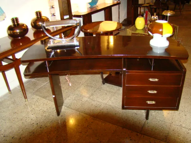 lampara de mesa antigua con base fija y detalles elegantes en la habitación