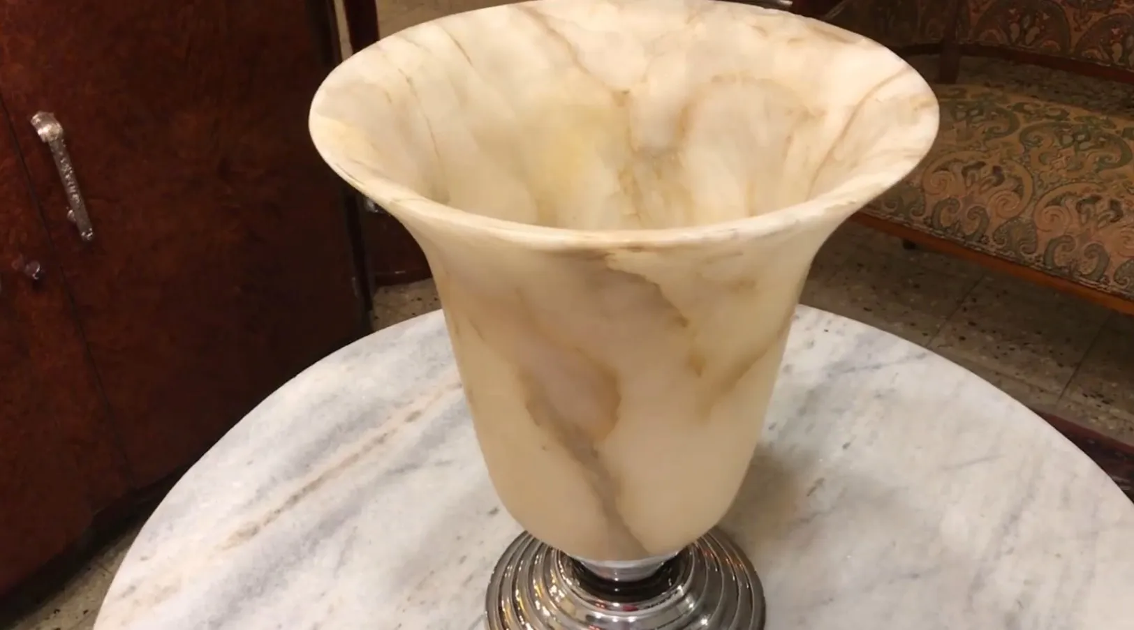 Lámpara de mesa antigua con un diseño elegante, iluminando un ambiente acogedor.