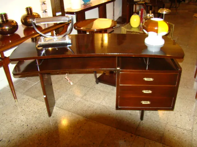 lampara de mesa antigua blanca con detalles en un escritorio de oficina