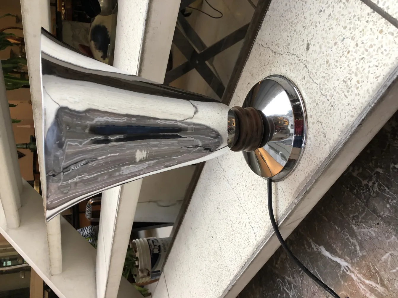 Lampe de bureau ancienne brillante sur une surface texturée