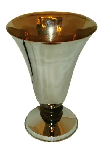 Ancienne lampe de bureau brillante avec finition réfléchissante et base distinctive.