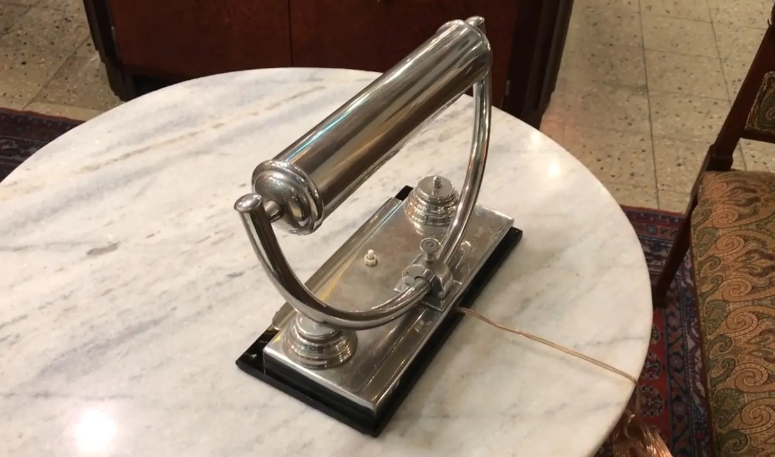 lampada da tavolo antica con base elegante e dettagli brillanti, su un tavolo di marmo