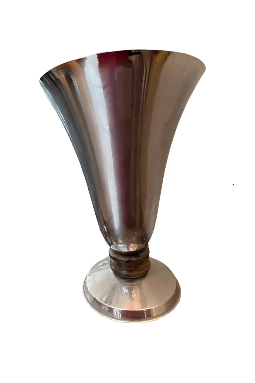 lampada da tavolo antica con design conico e base circolare