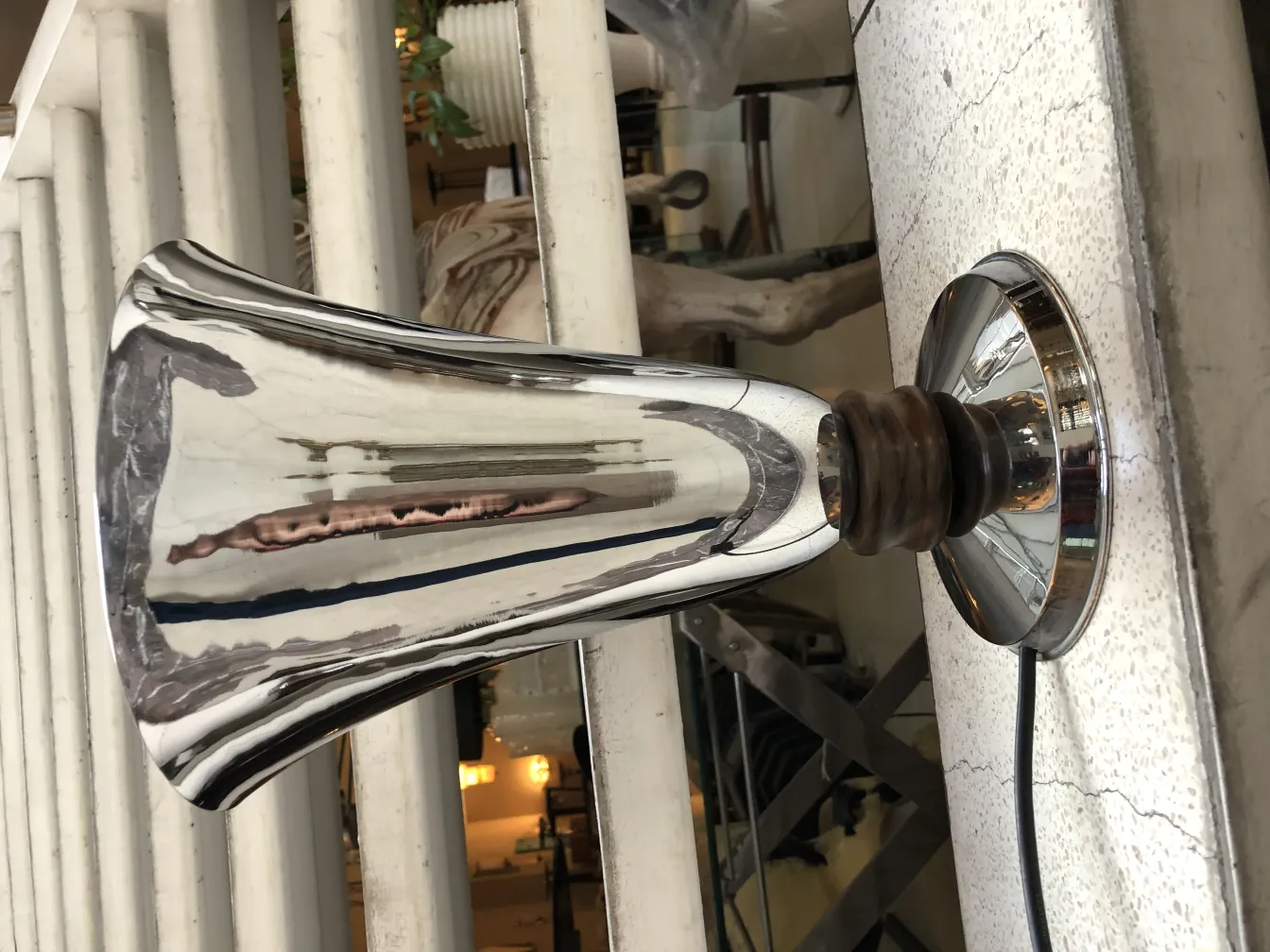 Glänzende antike Tischlampe mit elegantem Design.