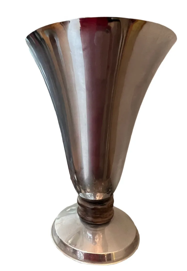 Lampada da tavolo antica, brillante e scolpita, in un ambiente accogliente.