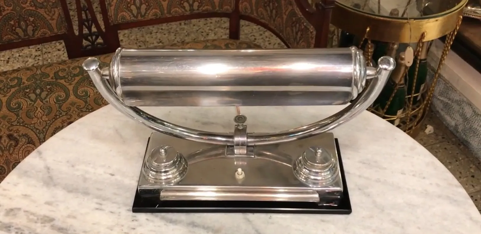 lampada da tavolo antica con base lucida e forma elegante in un ambiente accogliente