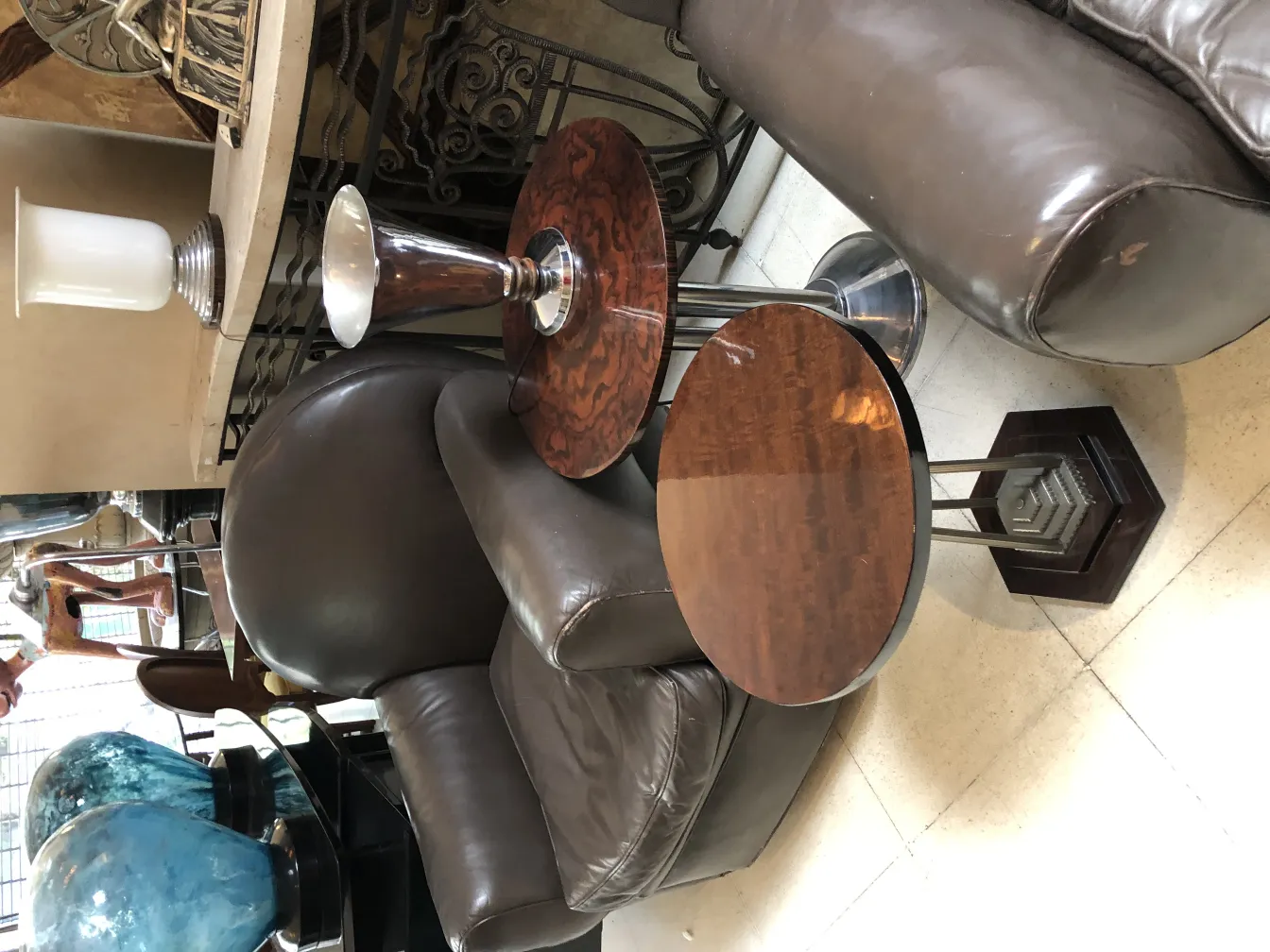 lampe de bureau antique avec base décorative et abat-jour blanc