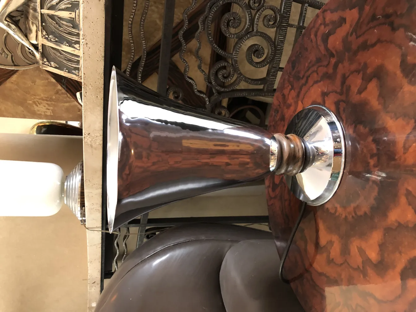 lampe de bureau antique avec base brillante dans un environnement confortable