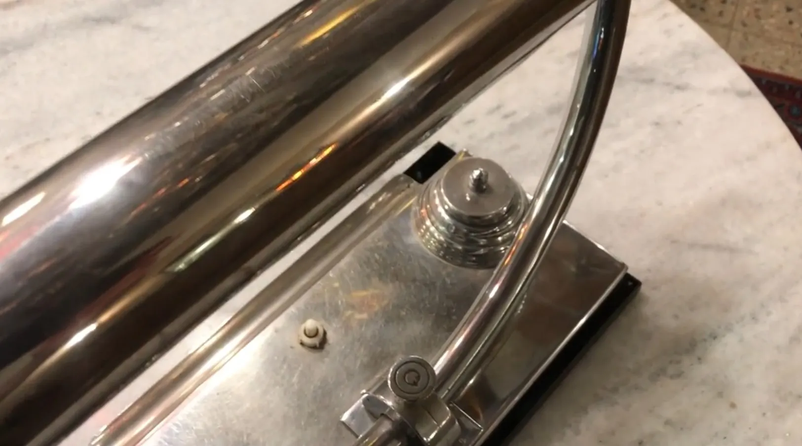 lampada da tavolo antica brillante con forma elegante su tavolo