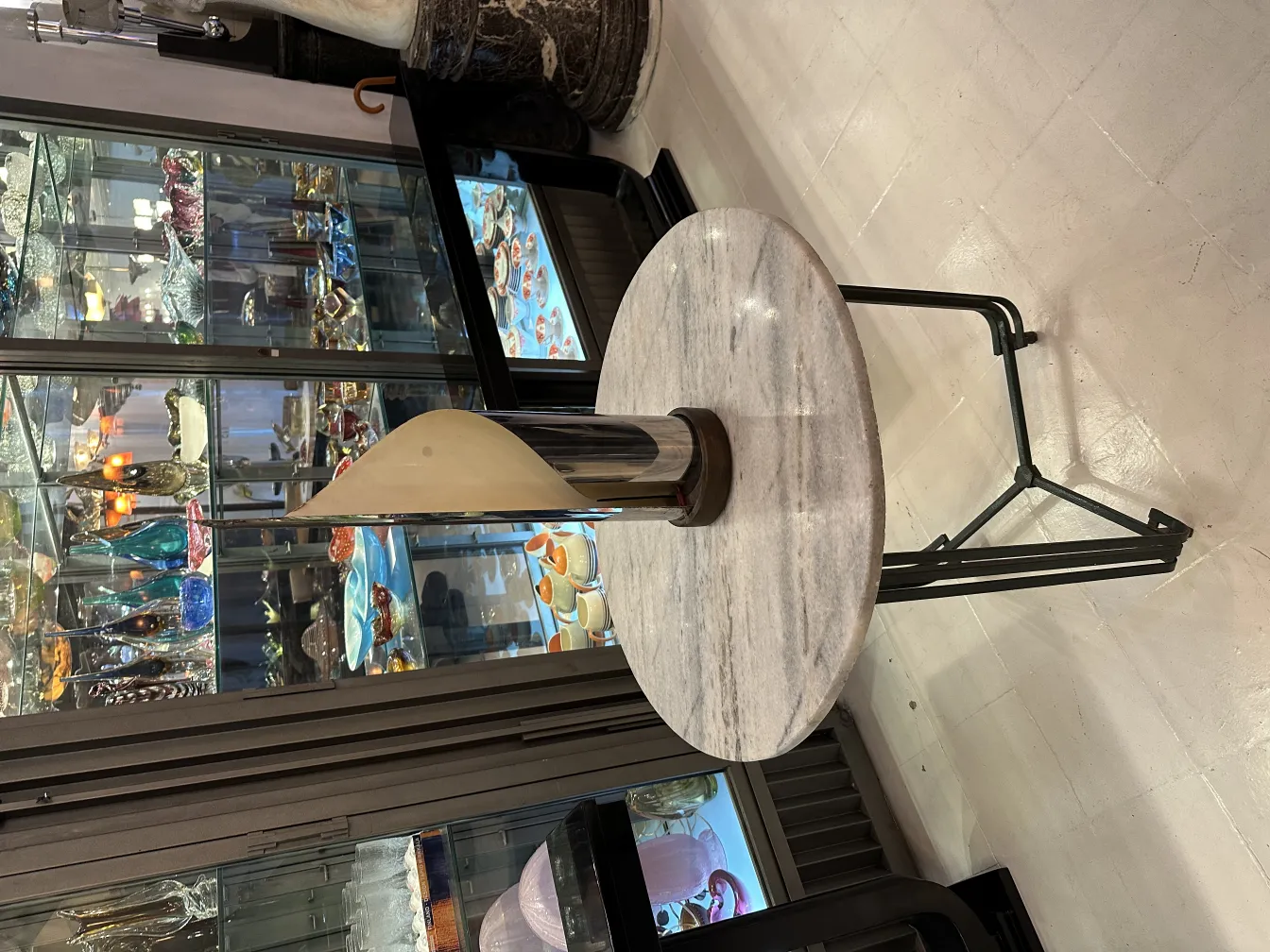 Antiga luminária de mesa com design distinto e cúpula.