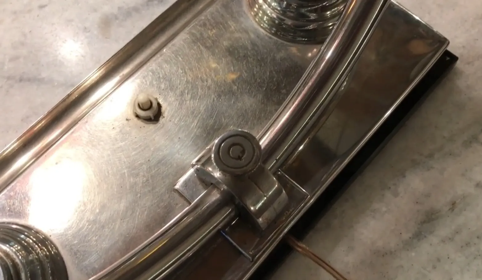 dettaglio di una lampada da tavolo antica con base lucida