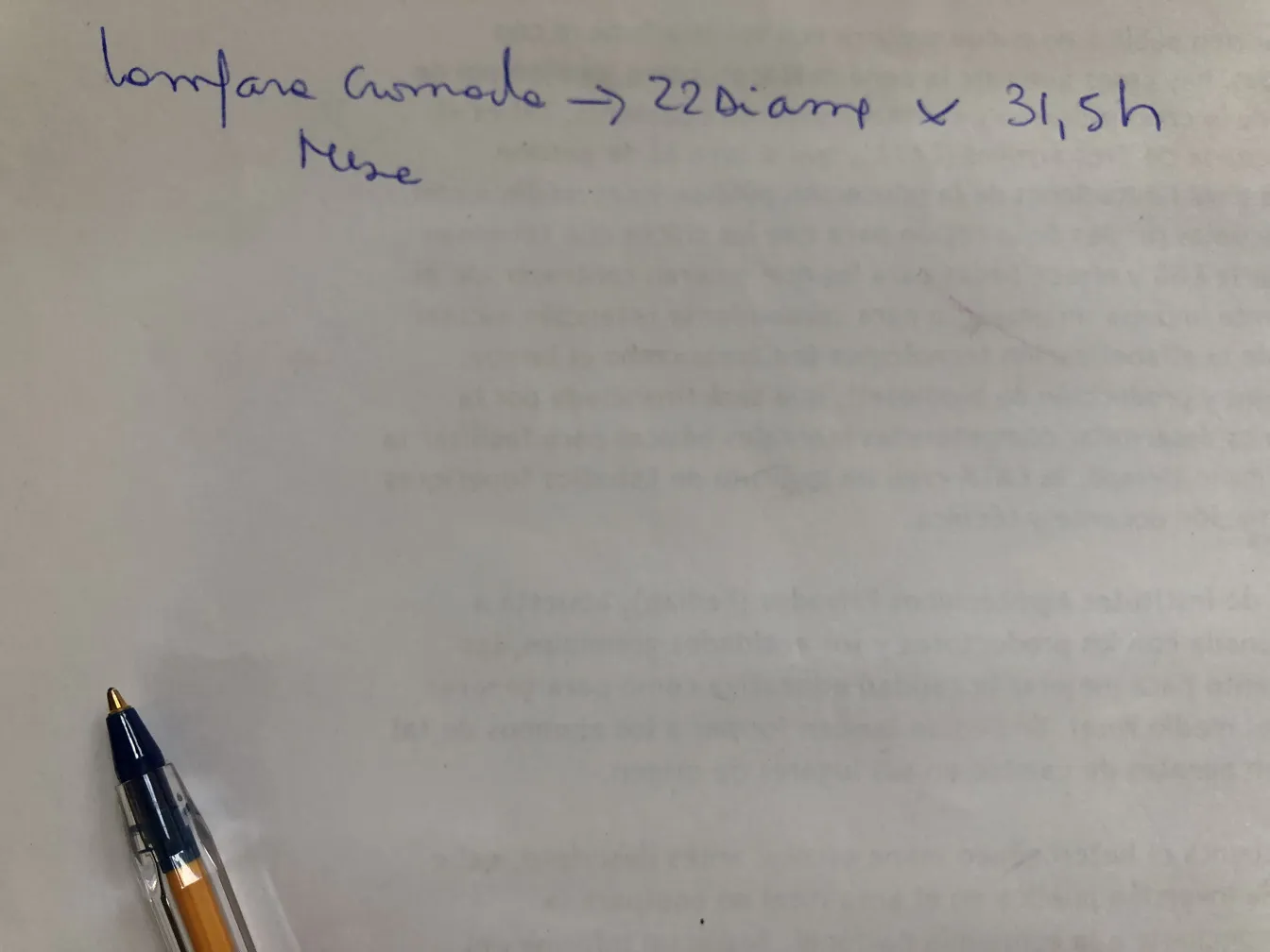 antike Tischlampe mit dekorativem Design auf Papier