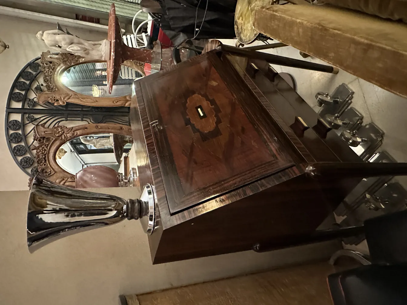 lampe de bureau ancienne avec design classique, détails élégants et un reflet dans un miroir