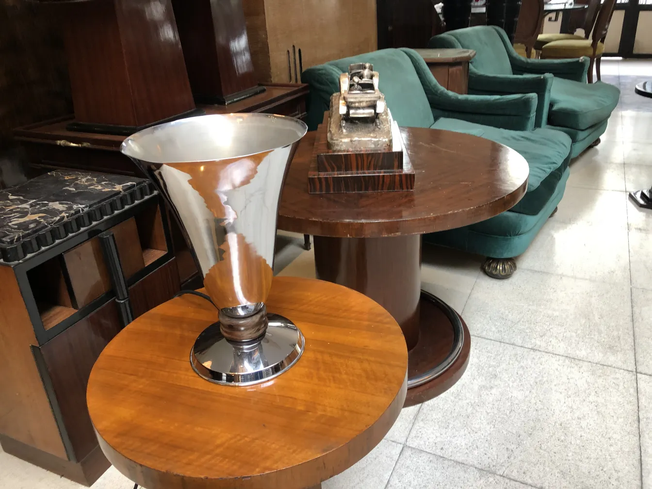 Lámpara de mesa antigua con base brillante en un entorno elegante.