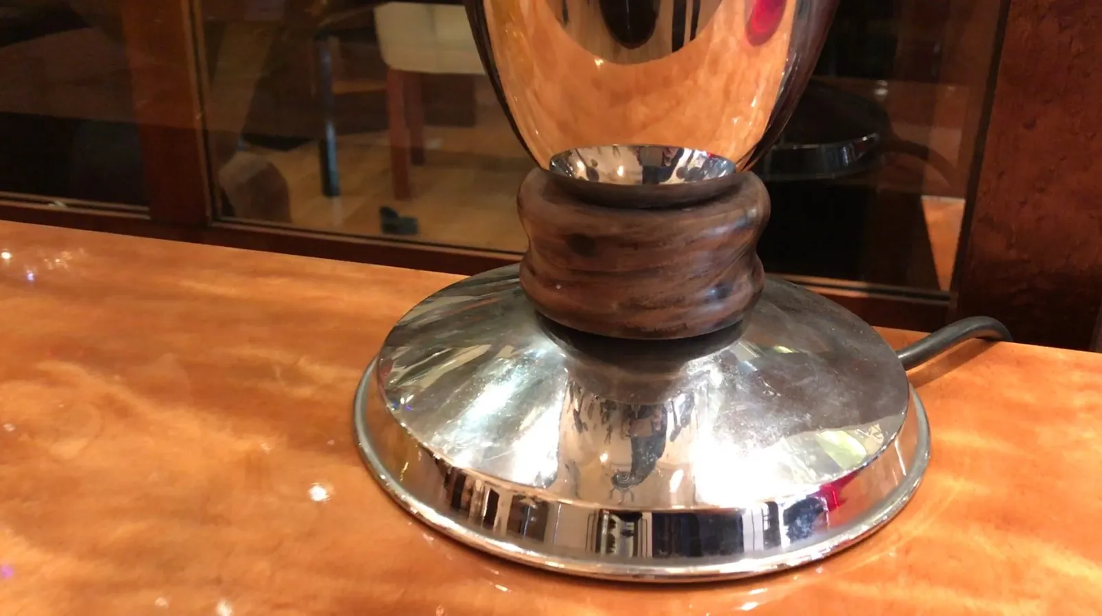 Lampe de bureau antique avec base brillante dans un cadre cosy