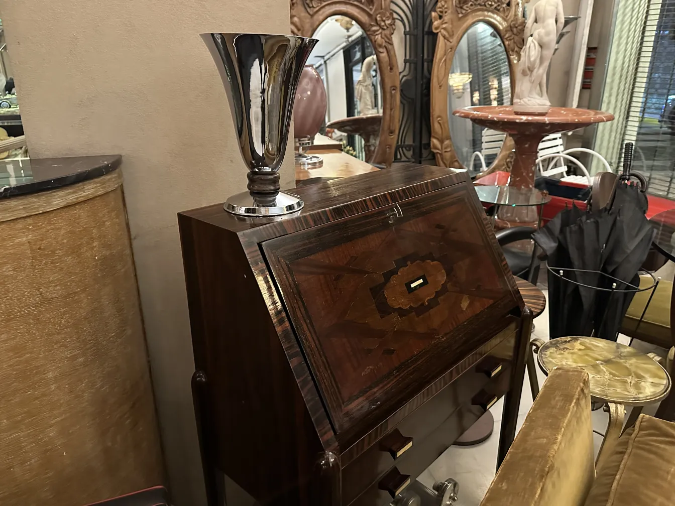 Lampada da tavolo antica con dettagli metallici lucidi su una scrivania elegante