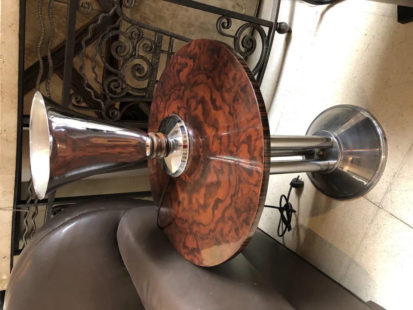 lampada de mesa antiga com design elegante, base brilhante e forma distinta, em um ambiente aconchegante