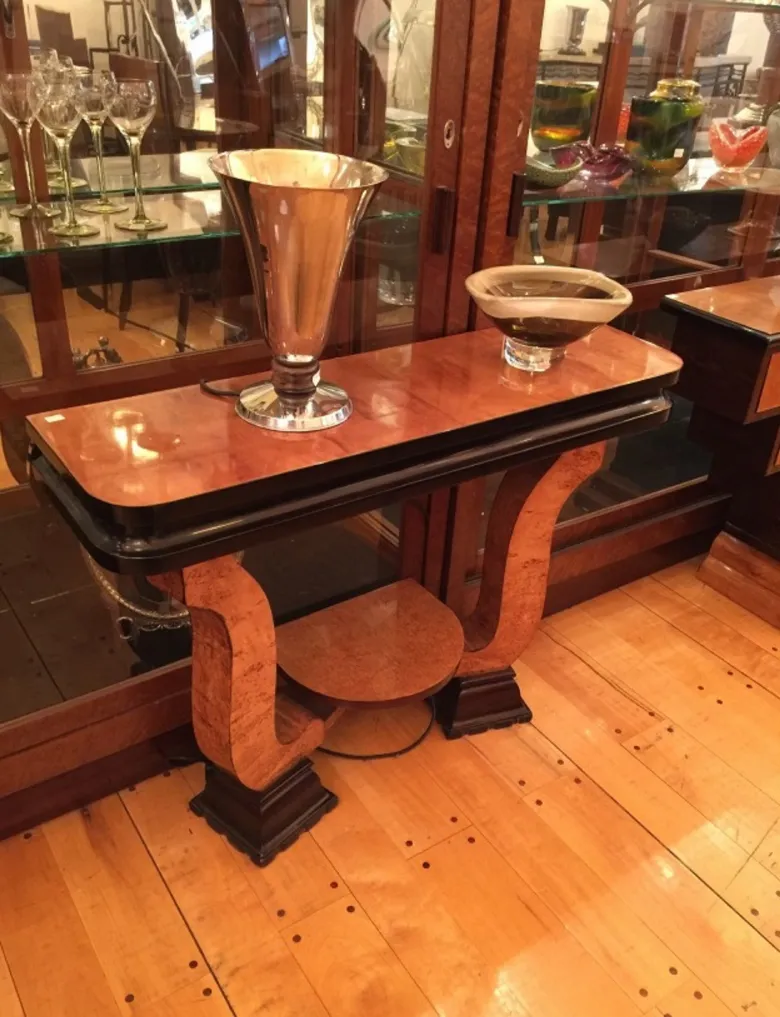 Lámpara de mesa antigua decorativa sobre una mesa de madera