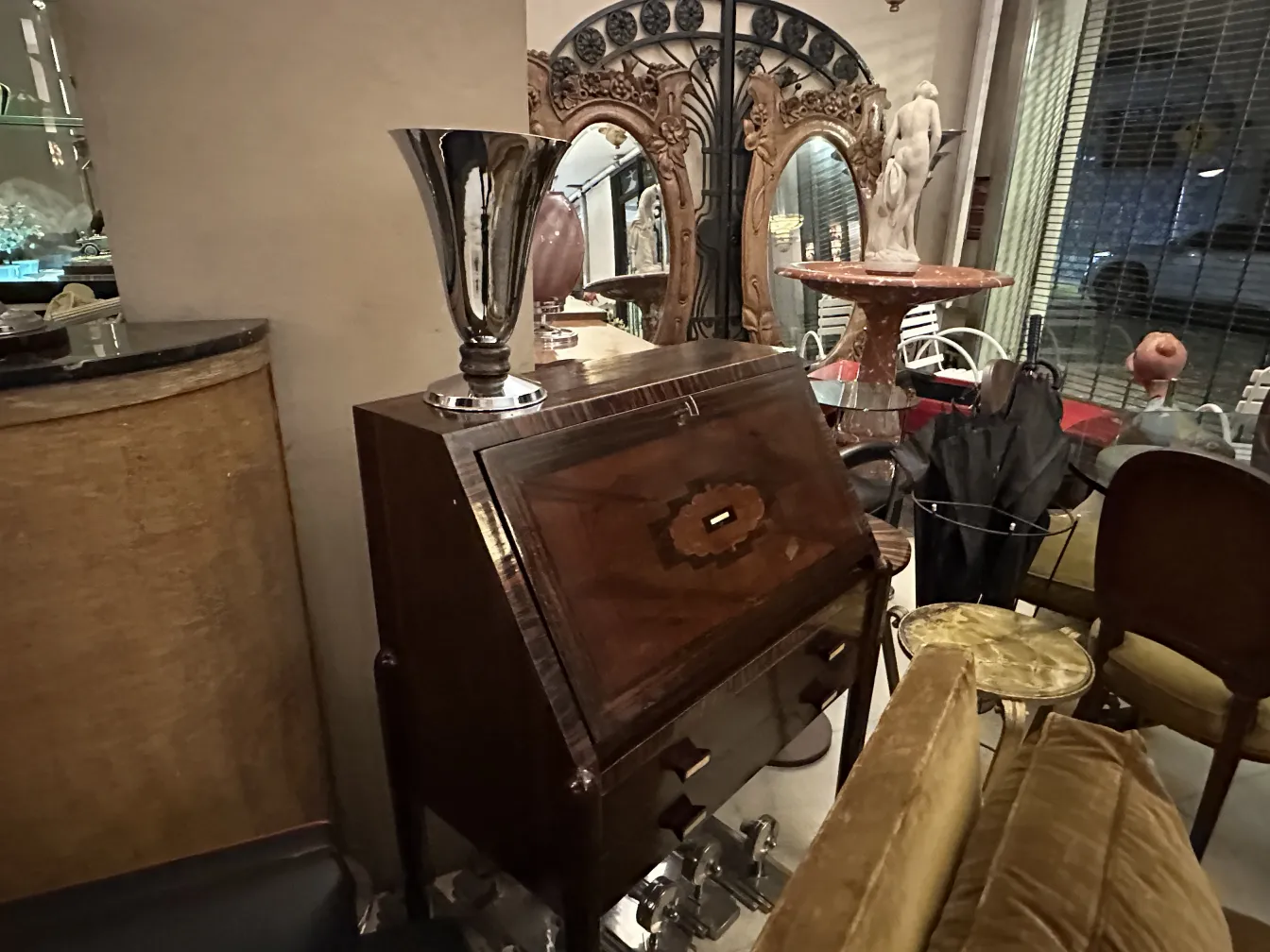 Antike Tischlampe mit eleganten dekorativen Elementen in einer stilvollen Umgebung.