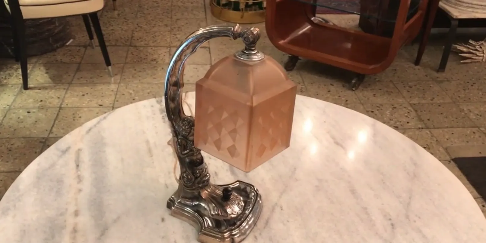 lampada da tavolo antica con base dettagliata e ombrello cubico