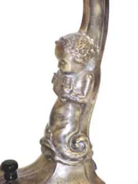 Lámpara de mesa antigua con figura decorativa en el pie