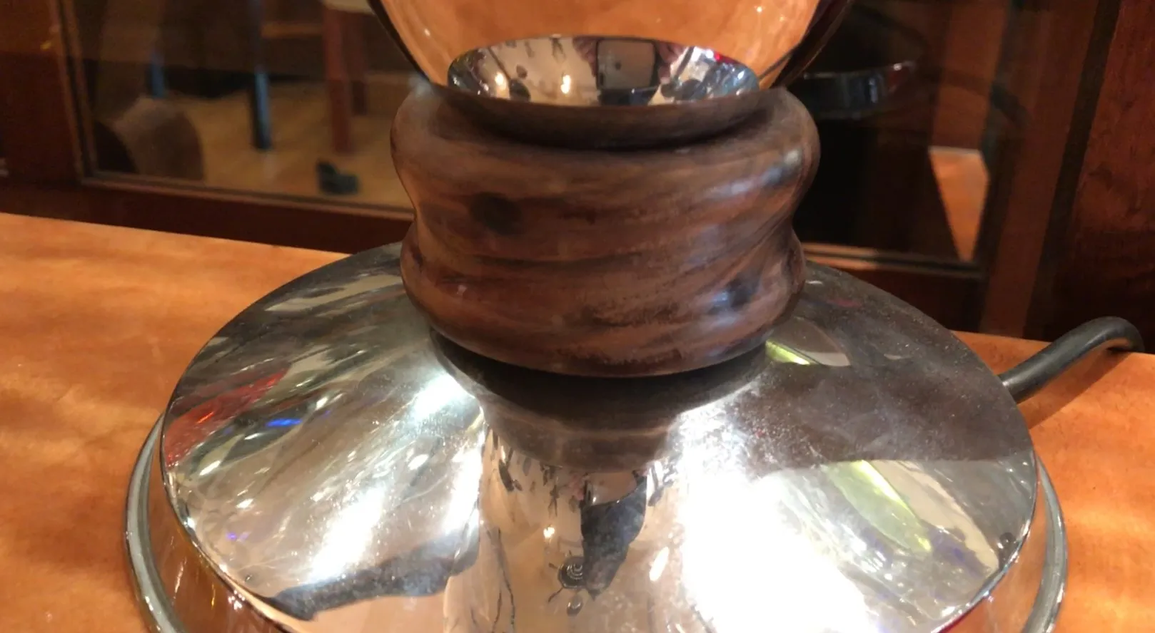 lampe de bureau antique avec base élégante et reflets brillants