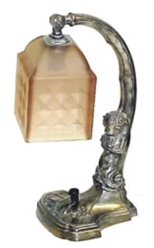 luminaria de mesa antiga com base esculpida e cúpula