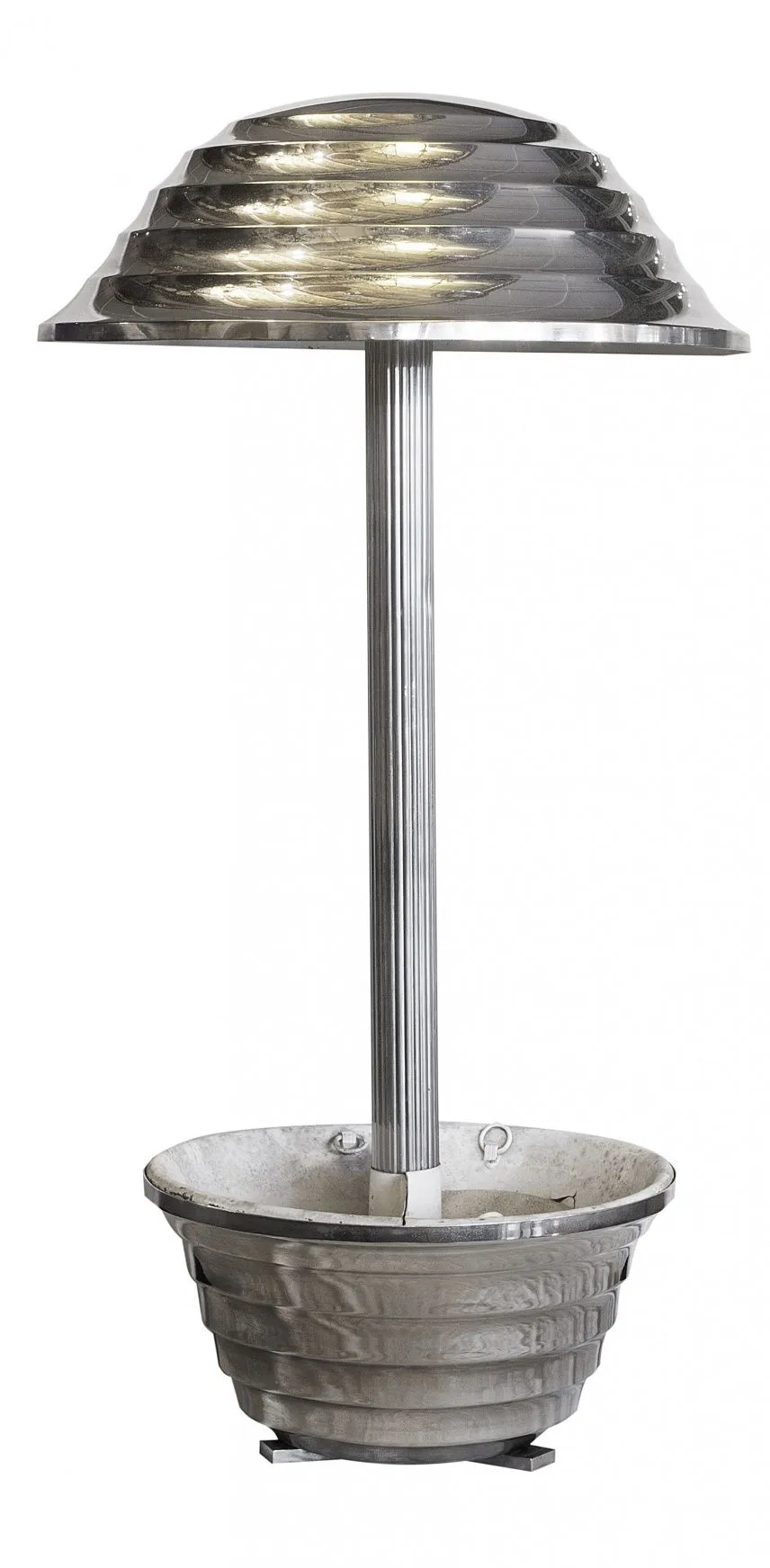 lampe de bureau antique au design élégant avec détails distinctifs dans l'environnement