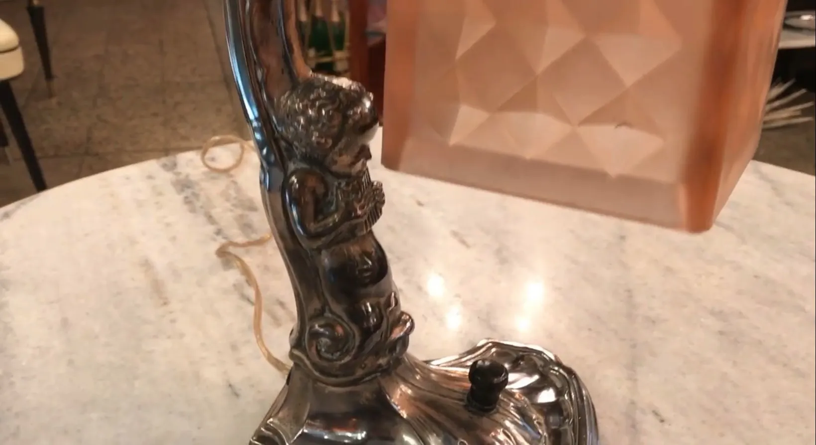 古董台灯，底座装饰有雕塑。温馨环境。