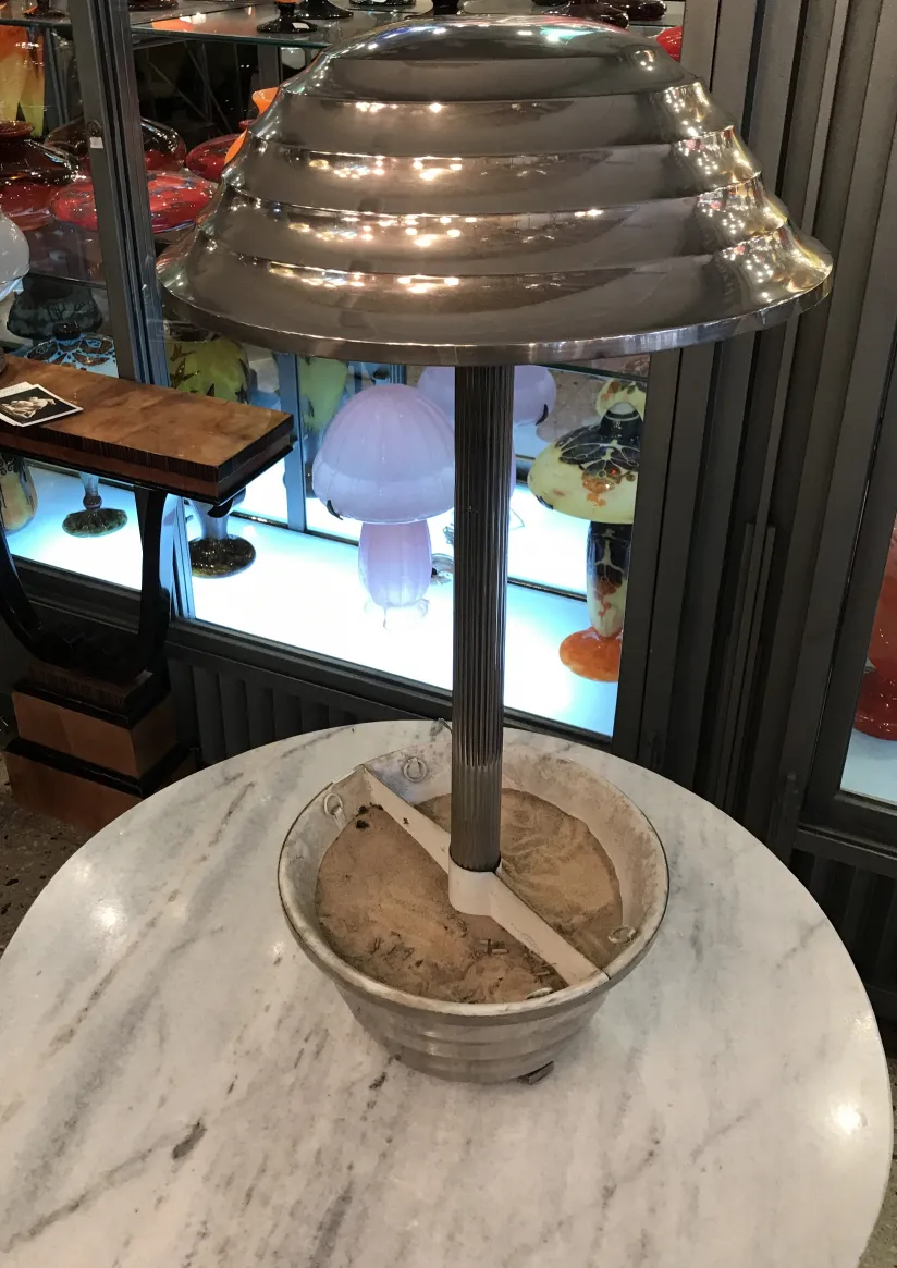 Antike Tischlampe mit Sandbasis, elegant und ausgefallen, in einer gemütlichen Umgebung mit anderen Lampen in verschiedenen Farben.