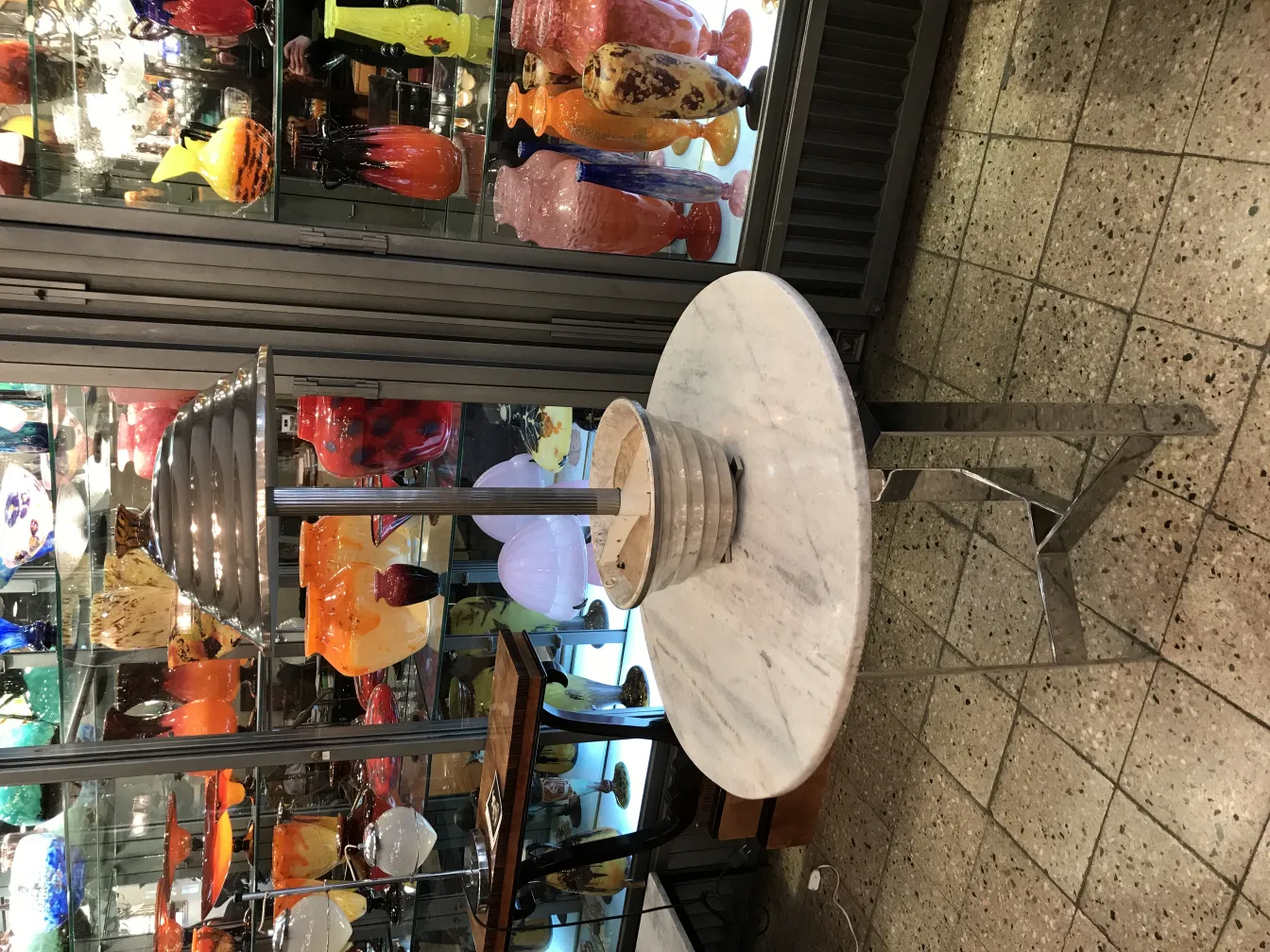 Antike Tischlampe mit stilisiertem Sockel und farbenfrohem Dekor.