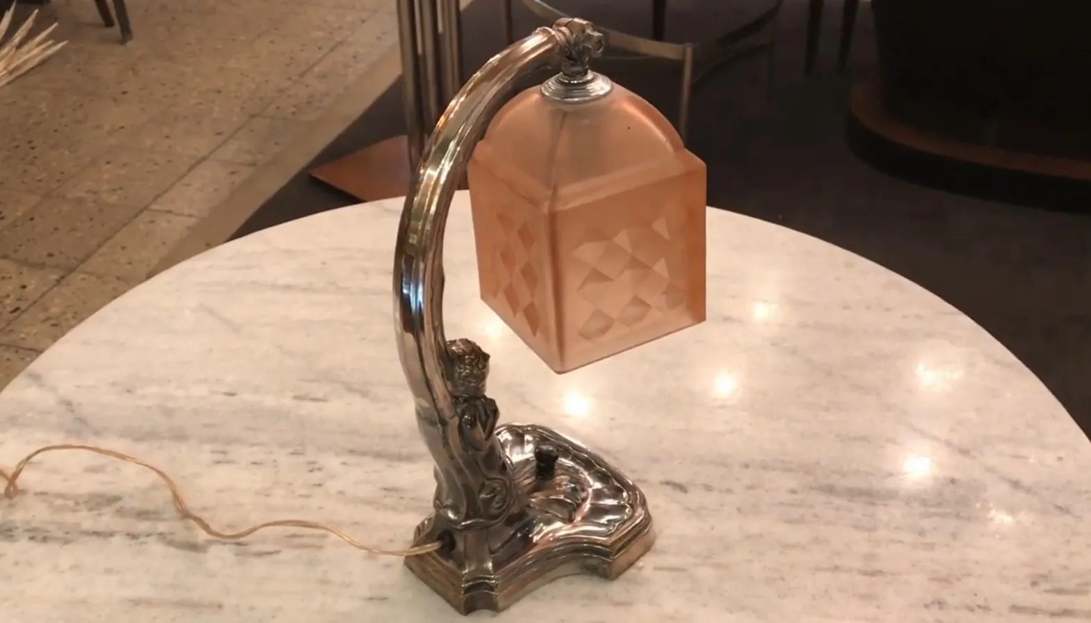 lampe de bureau ancienne avec base décorative, lumière douce