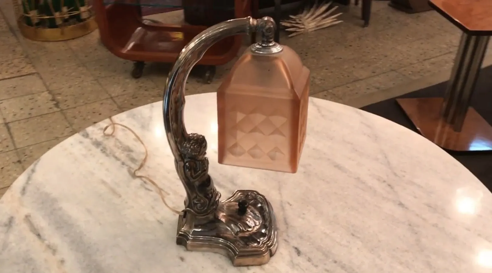 antike Tischlampe mit dekorativem Fuß und sanftem Licht