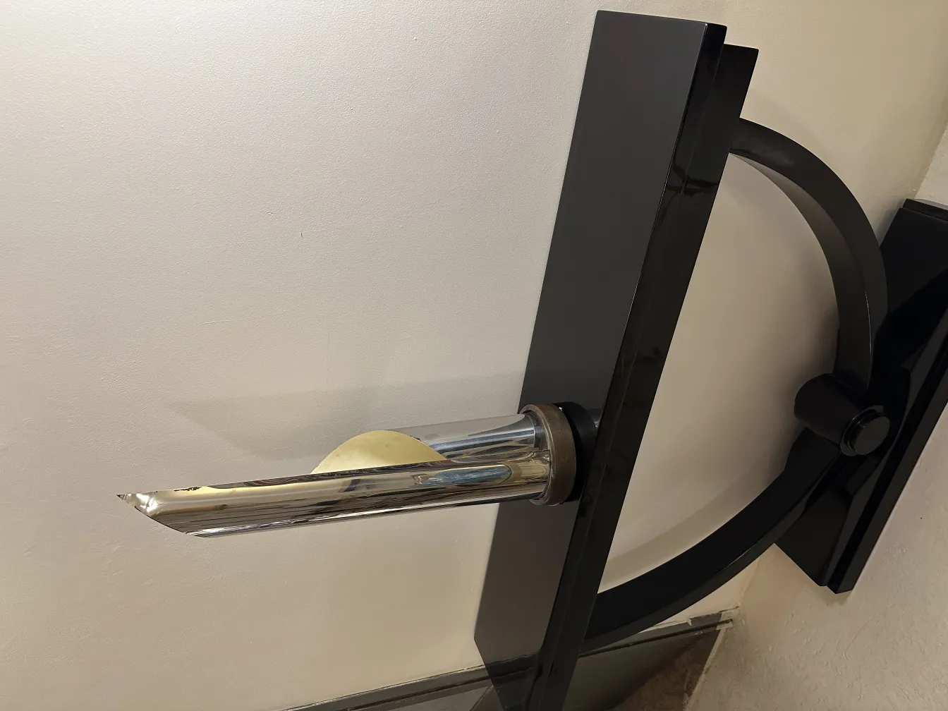 lámpara de mesa antigua en color negro con detalles contemporáneos