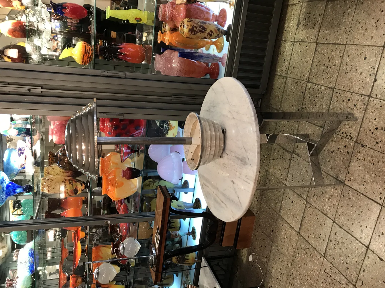 背景五彩斑斓的古董装饰台灯