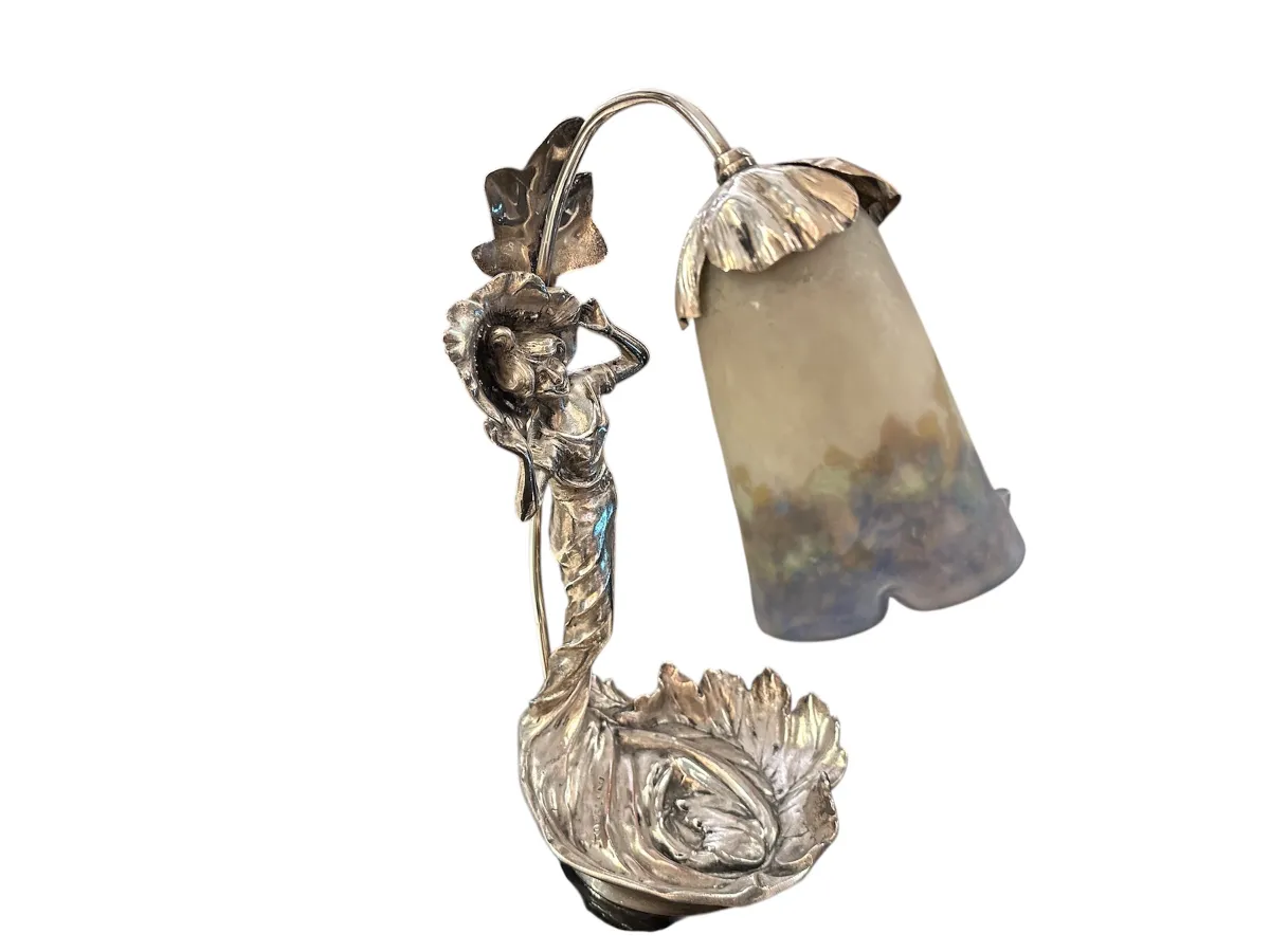 antica lampada da tavolo con figura femminile e base decorativa