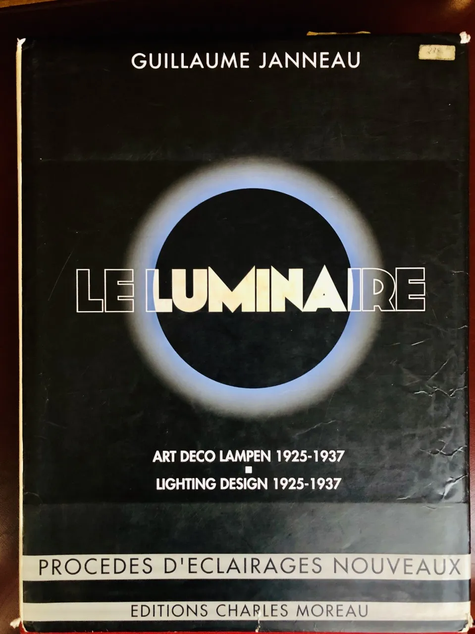 tischlampe mit klassischem design im hintergrund