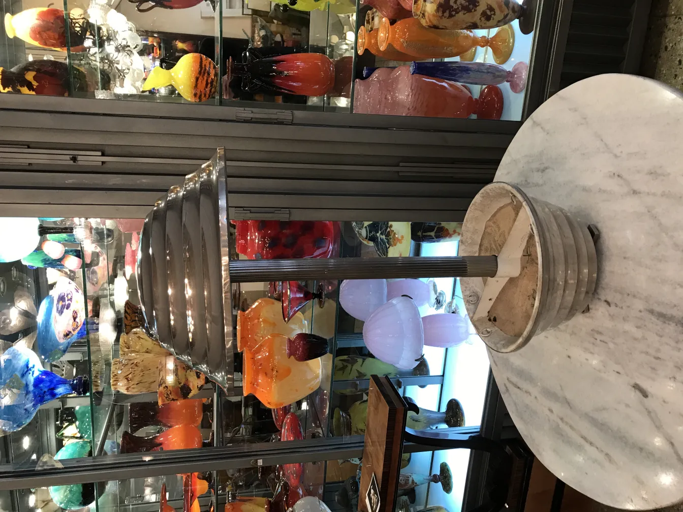 古董台灯带装饰底座在色彩丰富的环境中