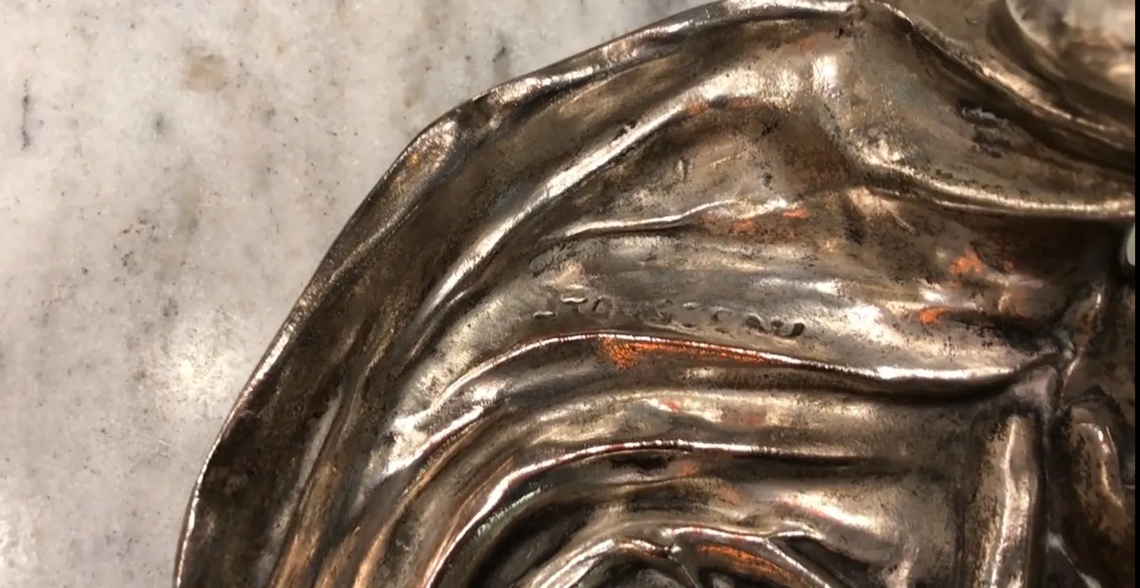 lampara de mesa antigua con detalles decorativos