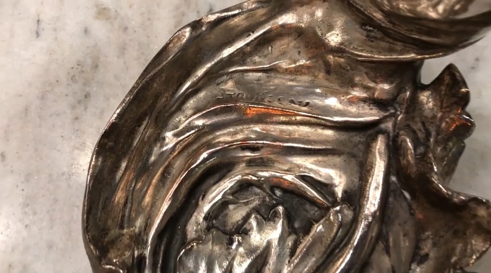 装饰性古董檯燈，拥有独特细节