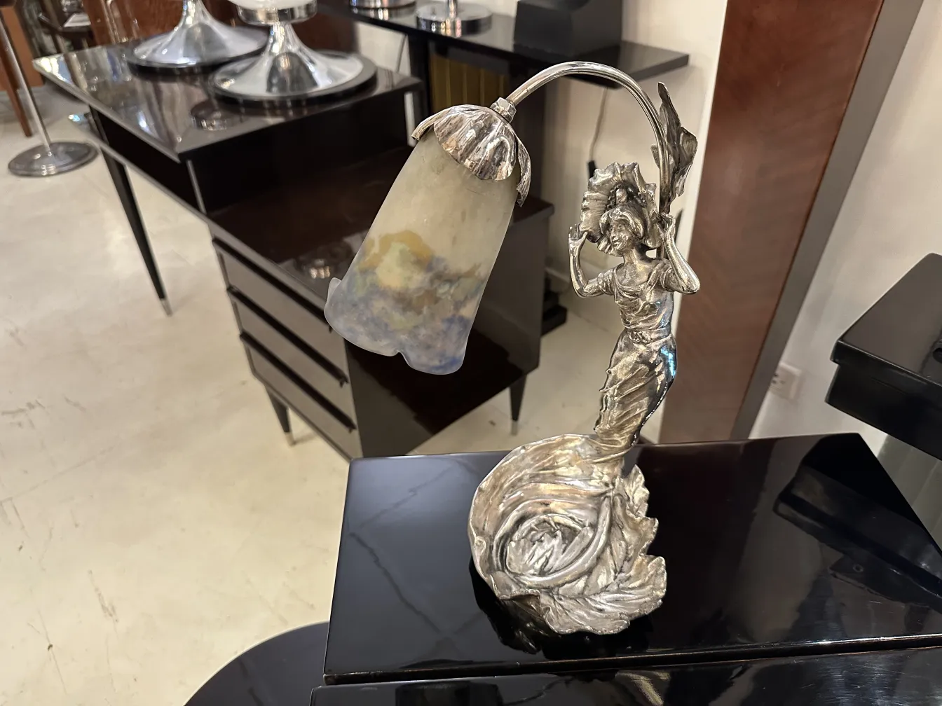 lampe de bureau ancienne avec figure féminine élégante